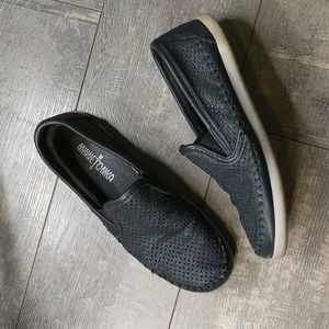 Minnetonka Black Leather Pacific Slip-on Loafers BX54